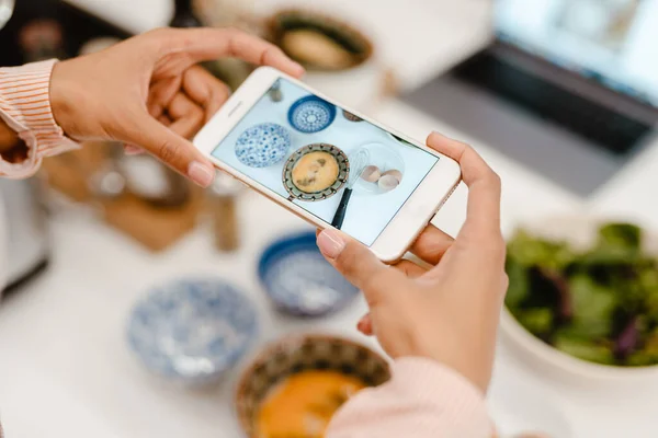 Чорна Жінка Фотографує Мобільний Телефон Під Час Приготування Їжі Кухні — стокове фото