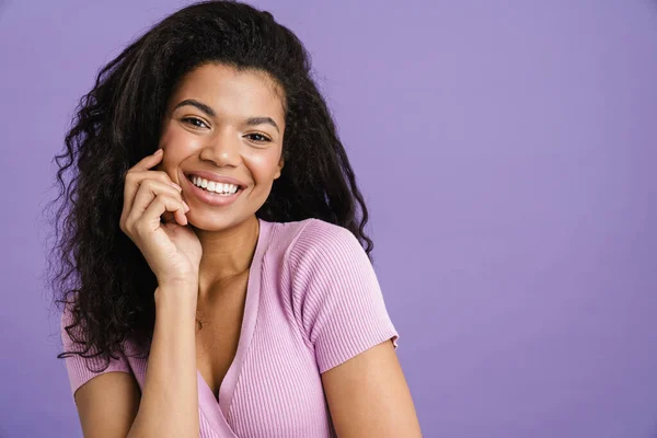 Close Uma Jovem Africana Feliz Roupas Casuais Sobre Fundo Violeta — Fotografia de Stock