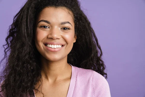 Närbild Glad Ung Afrikansk Kvinna Casual Kläder Står Över Violett — Stockfoto