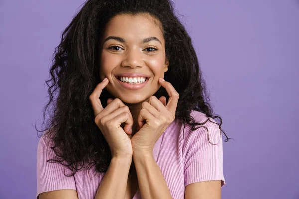 Närbild Glad Ung Afrikansk Kvinna Casual Kläder Står Över Violett — Stockfoto