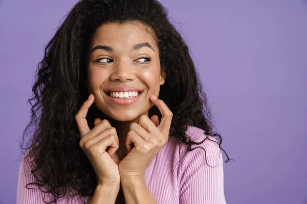 Joven Mujer Negra Sonriendo Señalando Con Dedo Sus Mejillas Aisladas — Foto de Stock