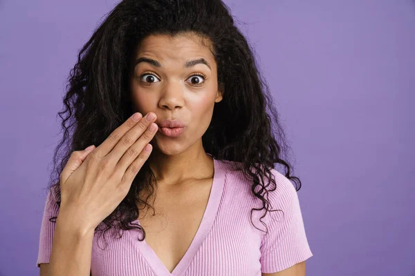 Joven Mujer Negra Cubriéndose Boca Mientras Expresa Sorpresa Aislada Sobre —  Fotos de Stock