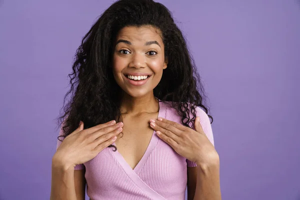 Ung Svart Kvinna Ler Samtidigt Hålla Händerna Bröstet Isolerad Över — Stockfoto