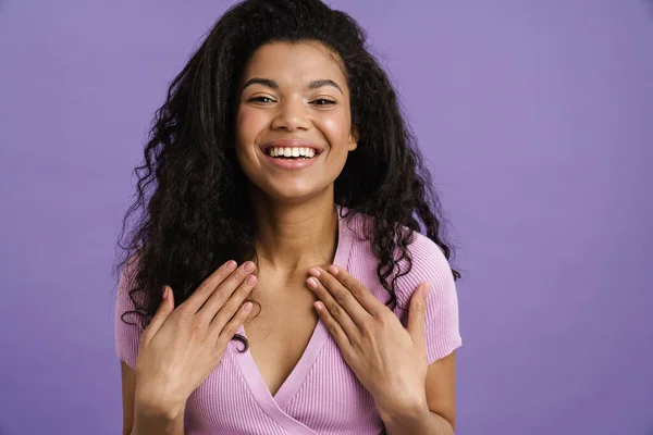 Joven Mujer Negra Sonriendo Mientras Sostiene Las Manos Sobre Pecho — Foto de Stock