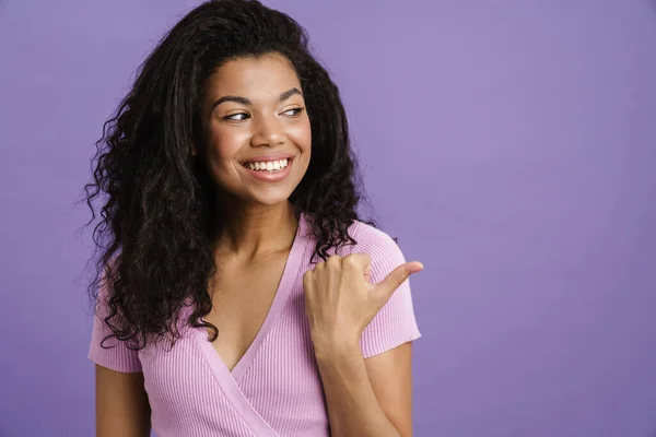 Mladá Černošky Žena Směje Zatímco Ukazuje Prstem Stranou Izolované Přes — Stock fotografie