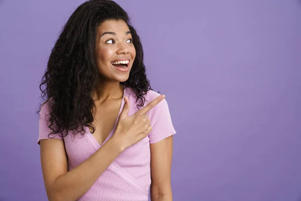 Joven Mujer Negra Riendo Mientras Señala Con Dedo Lado Aislado — Foto de Stock
