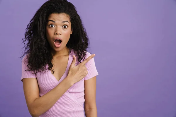 Jonge Zwarte Vrouw Uiten Verrassing Terwijl Wijzend Vinger Opzij Geïsoleerd — Stockfoto