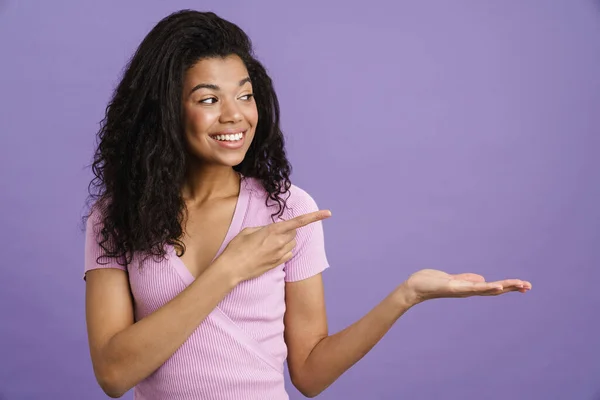 Jovem Mulher Negra Segurando Apontando Dedo Para Copyspace Isolado Sobre — Fotografia de Stock