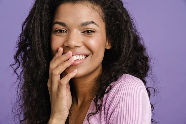 Joven Mujer Negra Riendo Cubriéndose Boca Aislada Sobre Fondo Púrpura — Foto de Stock