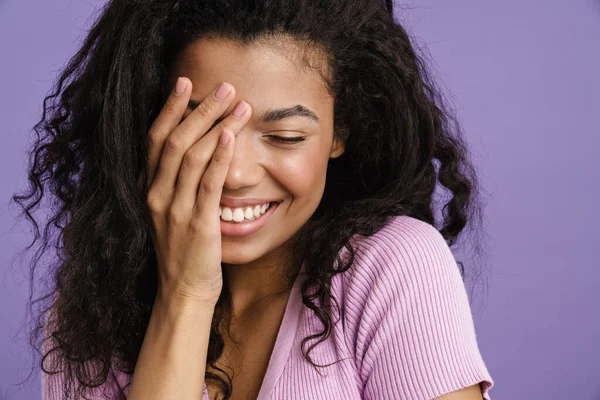 Joven Mujer Negra Riendo Cubriendo Cara Aislada Sobre Fondo Púrpura —  Fotos de Stock