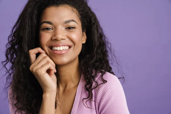 Giovane Donna Nera Con Capelli Ricci Ridere Guardando Fotocamera Isolata — Foto Stock