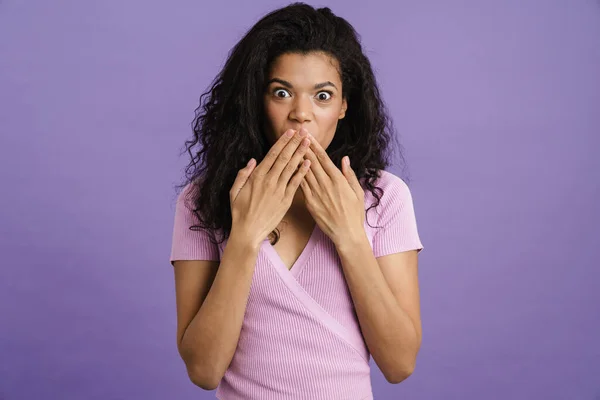 Jong Zwart Vrouw Bedekken Haar Mond Terwijl Uiten Verrassing Geïsoleerd — Stockfoto