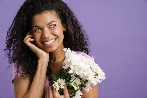 Junge Schwarze Frau Lächelt Während Sie Mit Chrysanthemen Vor Lila — Stockfoto