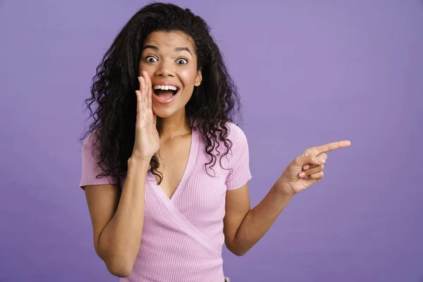 Joven Mujer Excitada Negro Susurrando Cámara Señalando Dedo Lado Aislado — Foto de Stock