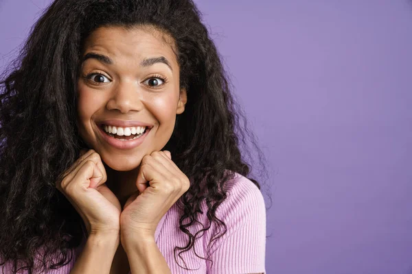 Joven Mujer Excitada Negro Gesto Mirando Cámara Aislada Sobre Fondo — Foto de Stock