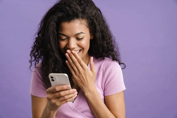 Joven Mujer Negra Riendo Usando Teléfono Móvil Aislado Sobre Fondo — Foto de Stock
