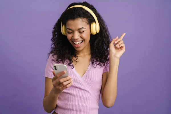Joven Mujer Negra Escuchando Música Con Auriculares Teléfonos Celulares Aislados —  Fotos de Stock