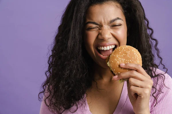 Junge Schwarze Frau Mit Lockigem Haar Lacht Beim Hamburgeressen Isoliert — Stockfoto