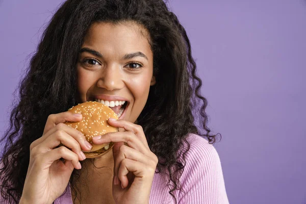 Junge Schwarze Frau Mit Lockigem Haar Lacht Beim Hamburgeressen Isoliert — Stockfoto