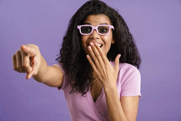 Joven Mujer Excitada Negra Gafas Sol Apuntando Con Dedo Cámara — Foto de Stock