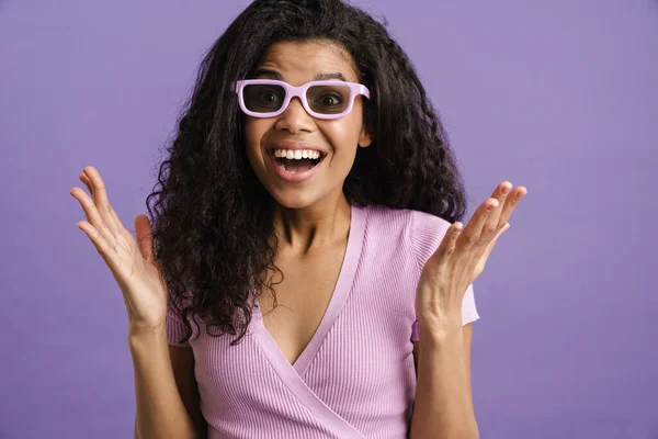 Joven Mujer Negra Excitada Gafas Sol Haciendo Gestos Cámara Aislada — Foto de Stock