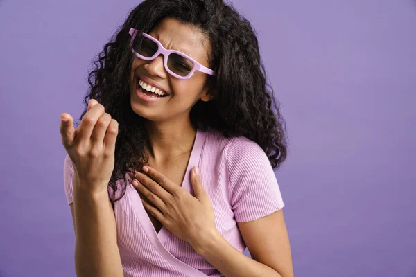 Jovem Negra Rindo Mulher Óculos Sol Apontando Dedo Para Câmera — Fotografia de Stock