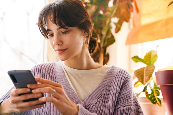 Fiatal Fehér Használja Mobiltelefon Miközben Bent — Stock Fotó