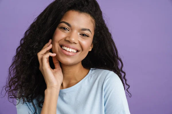 Joven Mujer Negra Con Pelo Rizado Sonriendo Mirando Cámara Aislada — Foto de Stock