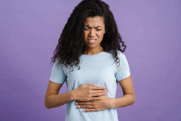 Giovane Donna Nera Con Mal Stomaco Accigliato Strofinando Pancia Isolata — Foto Stock