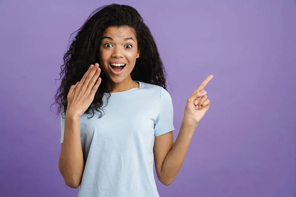 Jovem Mulher Negra Expressando Surpresa Apontando Dedo Para Cima Isolado — Fotografia de Stock