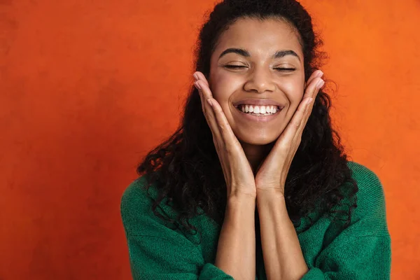 Feliz Sonriente Africana Casual Morena Mujer Pie Sobre Fondo Pared — Foto de Stock