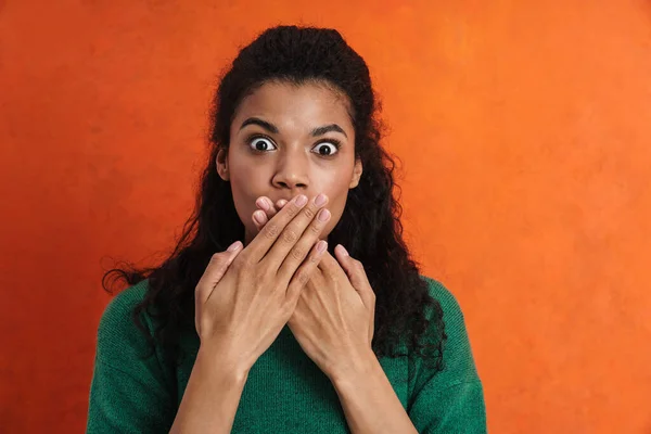 Geschokt Verrast Jonge Afrikaanse Vrouw Casual Slijtage Staande Oranje Achtergrond — Stockfoto