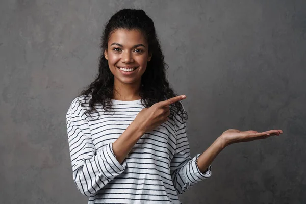 Feliz Sorrindo Africano Casual Morena Mulher Sobre Fundo Parede Cinza — Fotografia de Stock