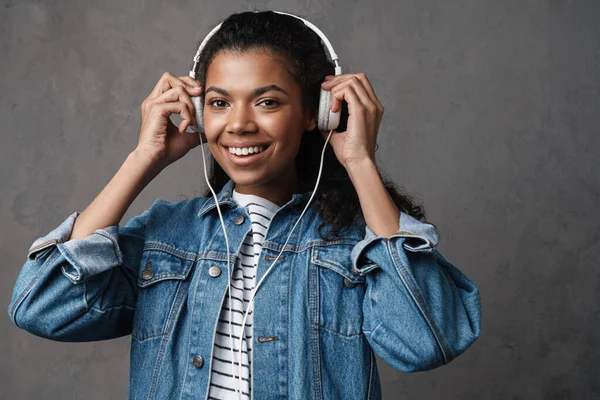 Glad Ung Afrikansk Kvinna Casual Wear Stående Över Grå Bakgrund — Stockfoto