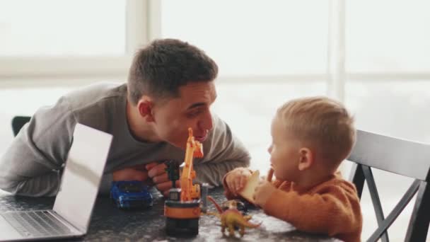 Pai Positivo Conversando Com Seu Filho Casa — Vídeo de Stock