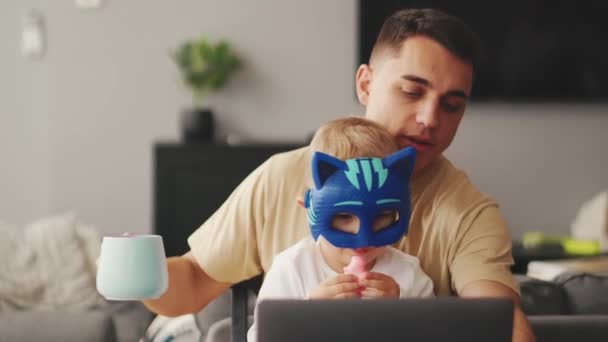 Positieve Vader Met Zijn Zoontje Iets Aan Het Kijken Laptop — Stockvideo