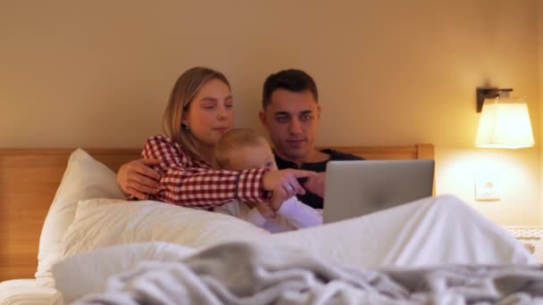 Koncentrerad Familj Titta Video Laptop Sängen Hemma — Stockvideo