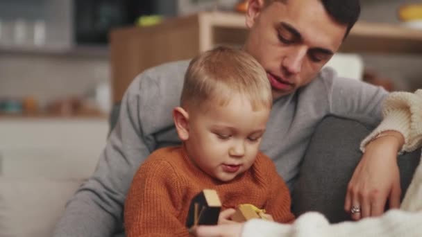 Bonita Família Conversando Sentado Sofá Casa — Vídeo de Stock