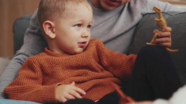 Petit Enfant Joyeux Jouant Avec Des Jouets Maison — Video