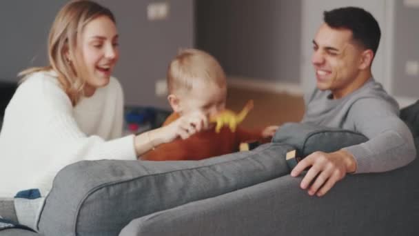 Familia Feliz Jugando Sofá Casa — Vídeos de Stock