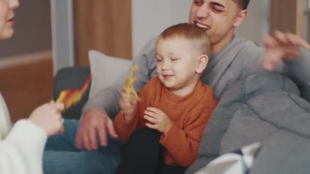 Güzel Bir Aile Evdeki Kanepede Oynuyor — Stok video