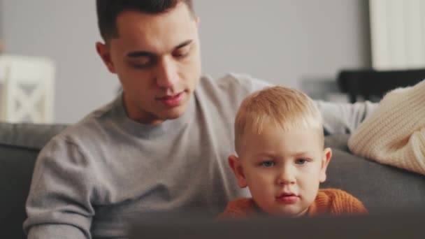 Θετικός Πατέρας Και Γιος Κοιτάζουν Λάπτοπ Στο Σπίτι — Αρχείο Βίντεο
