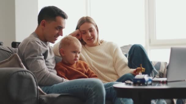 Bello Famiglia Guardando Qualcosa Sul Computer Portatile Sul Divano Casa — Video Stock