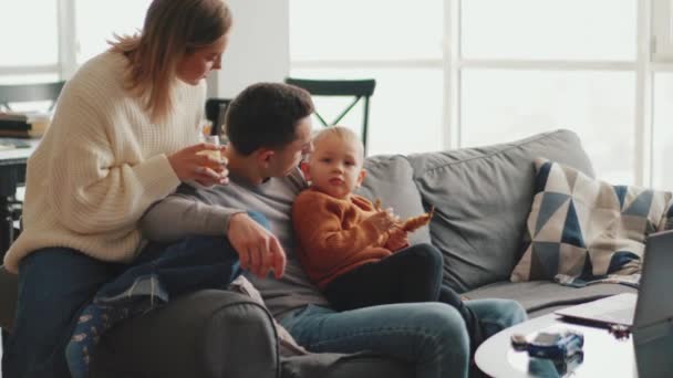 Famille Concentrée Parlant Sur Canapé Maison — Video