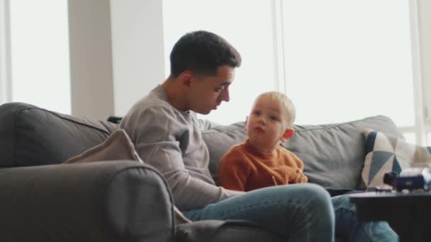 Ernsthafter Vater Gespräch Mit Seinem Kleinen Sohn Hause — Stockvideo