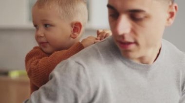 Olumlu bir baba oğlunu sırtında taşır.