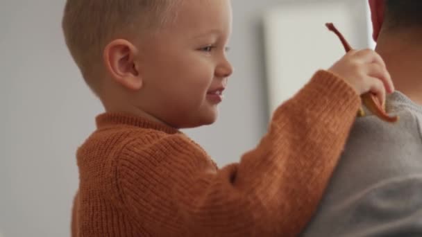 Petit Enfant Positif Jouant Avec Jouet Sur Dos Son Père — Video