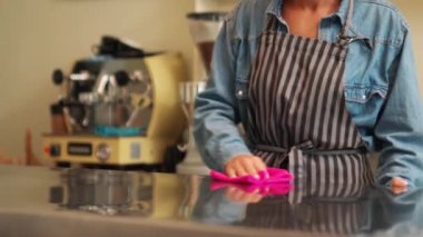 Kafede masayı silen Afrikalı kadın.