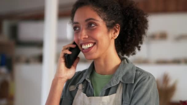 Uśmiechnięta Afrykanka Rozmawiająca Przez Telefon Domu — Wideo stockowe