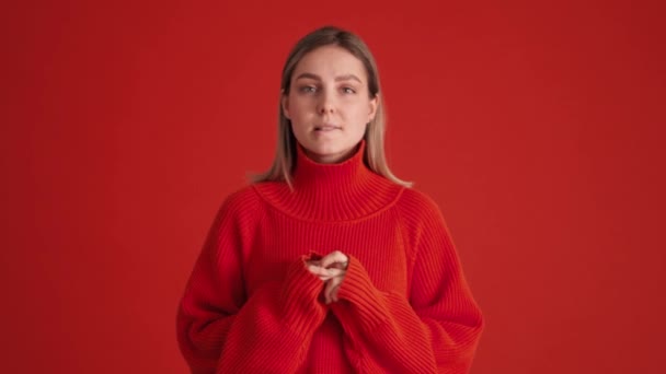 Pensive Kobieta Czerwonym Swetrze Mówi Tak Czerwonym Studio — Wideo stockowe